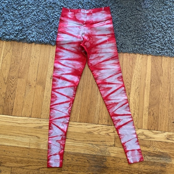 NUX Red and White Tie Dye Seamless Leggings Size Small - Picture 2 of 9